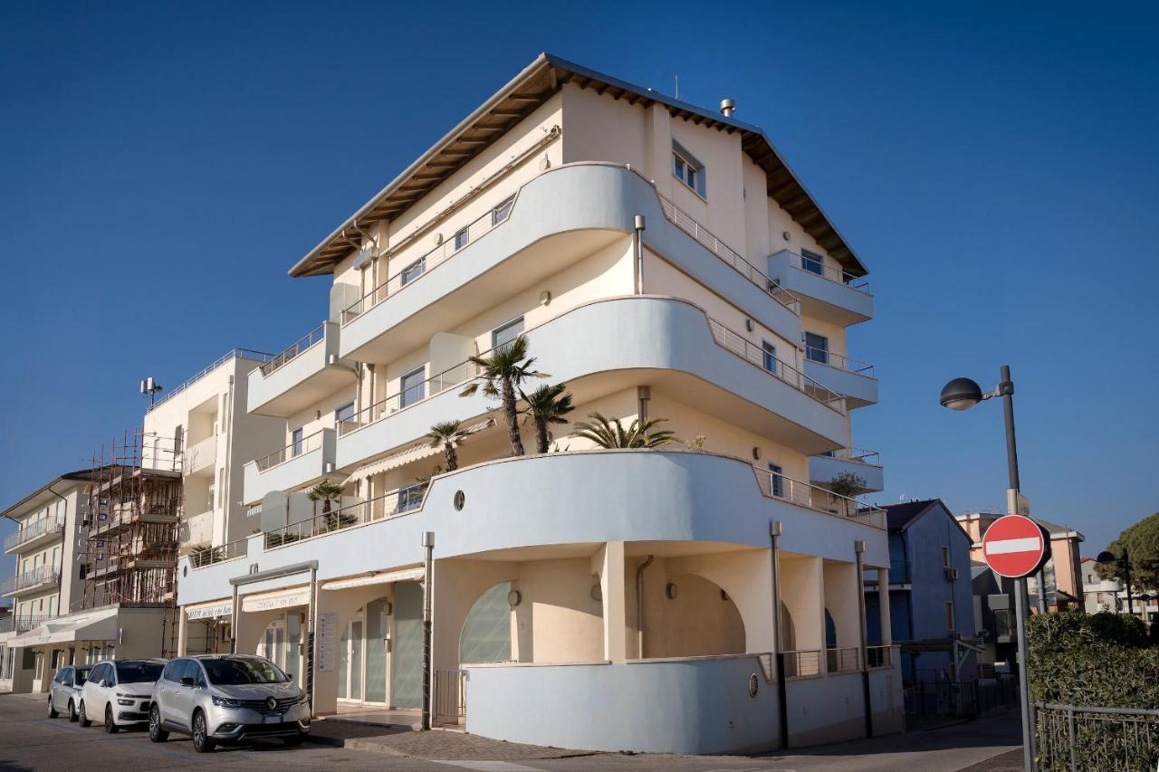 Ferrari Apartments Levante Caorle Esterno foto