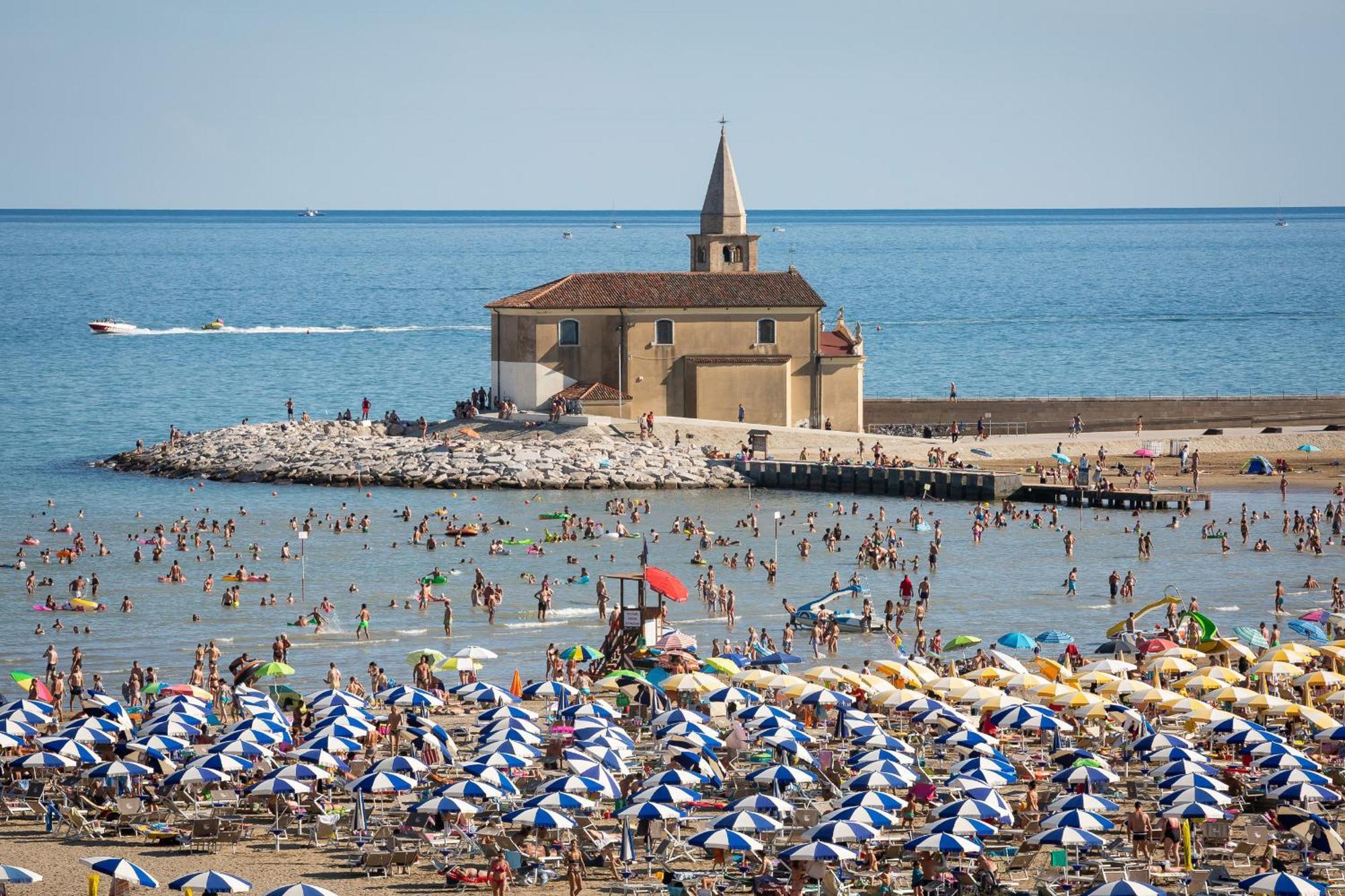 Ferrari Apartments Levante Caorle Esterno foto