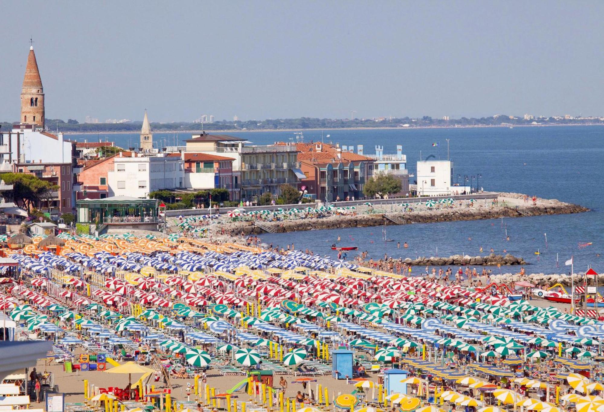 Ferrari Apartments Levante Caorle Esterno foto